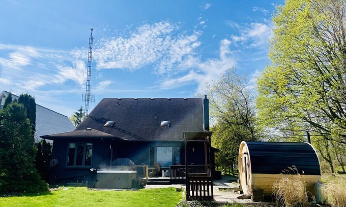 Louth Cabaña | Bright Home, Relaxing, lakefront W Sauna & Hottub