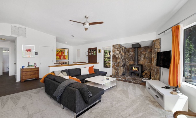 Carnelian Bay Cabina | Bright Home w/ A/C, Private Hot Tub, Play Room, Sleeps 10, Close to Beaches