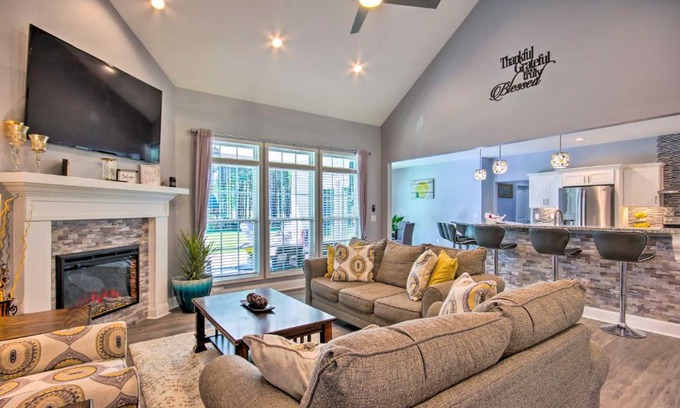 Hopkins Casa | Bright Hopkins Home with Game Room and Fire Pit!