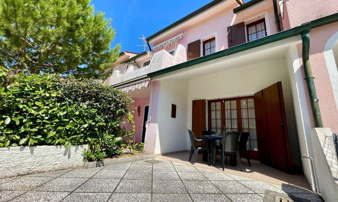 Porto Santa Margherita Villa | Relájese en una villa luminosa en un pueblo tranquilo