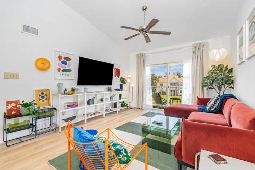 Ocean Side Village Apartamento | Bright King Bed Escape Pondview Half mile to Beach