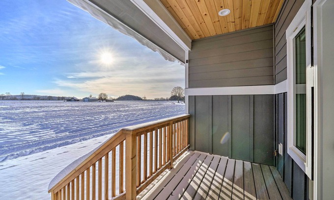 La Conner Condominio | Bright La Conner Getaway w/ Mountain Views!