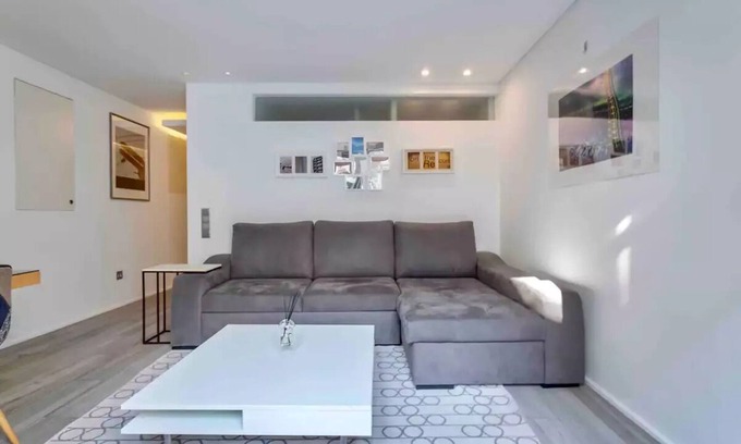 Falca Apartamento | Bright Lisbon T2 with 35 m2 Terrace, 2bed and 2bath and fast internet!
