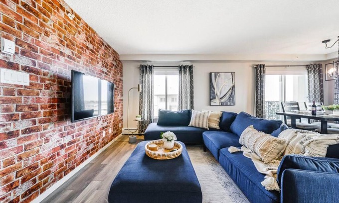 Southwest Edmonton Apartamento | Bright Luxe Condo, AC, Top Floor, King Bed, Balcony!
