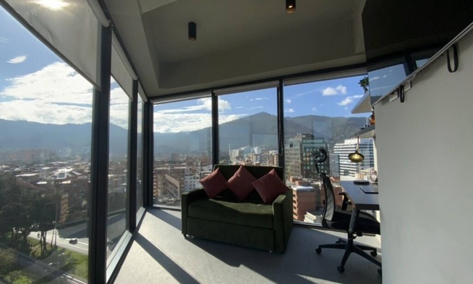 Calle 100 Condominio | Bright luxurious flat with stunning view workspace