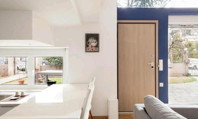 Amarousion Apartamento | BRIGHT MEZZANINE FLAT WITH GARDEN