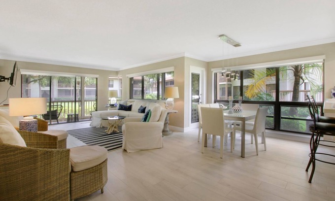 Hunt Club Condominio | Bright Modern Condo at PGA National Resort