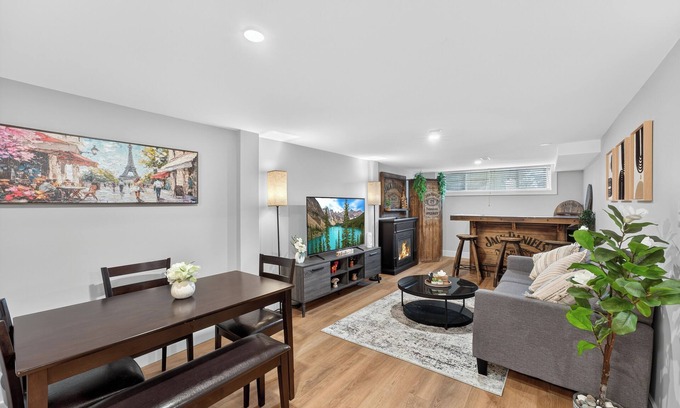 Kingston Casa | Bright & Modern 2BR Basement Suite w/Rustic Bar & Private Entrance