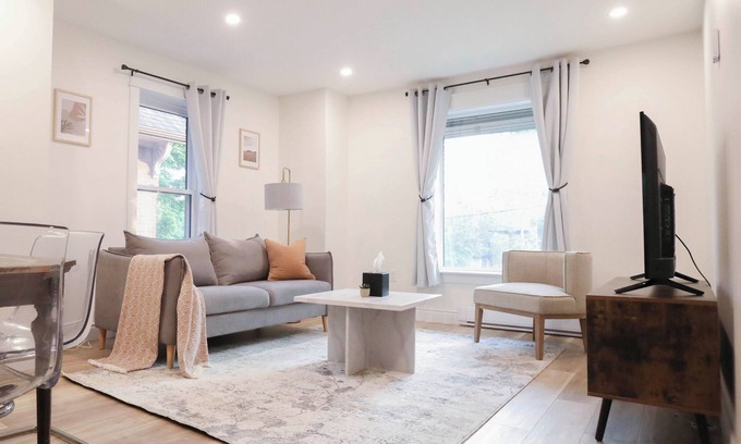 Peterborough Apartamento | Bright & Modern 2BR | Near DT & Hospital