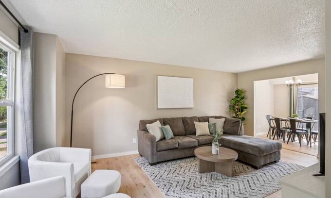Greater South Side Casa | Bright & Modern 3BR Duplex | Fenced Yard + Parking