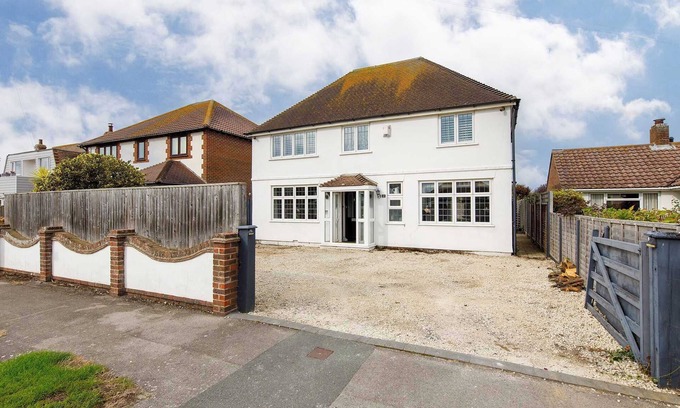East Wittering Casa | Bright & Modern 4 br House 100 metres from Beach!