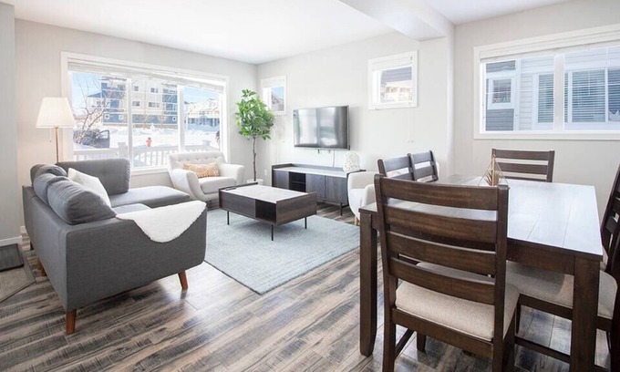 Fort Gary Casa | Bright & Modern 4bed 2bath Townhouse with Parking