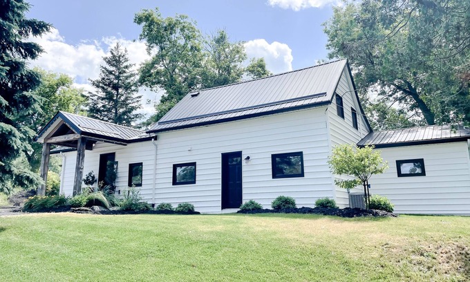 Quinte West Casa | Bright, Modern, Accessible Home