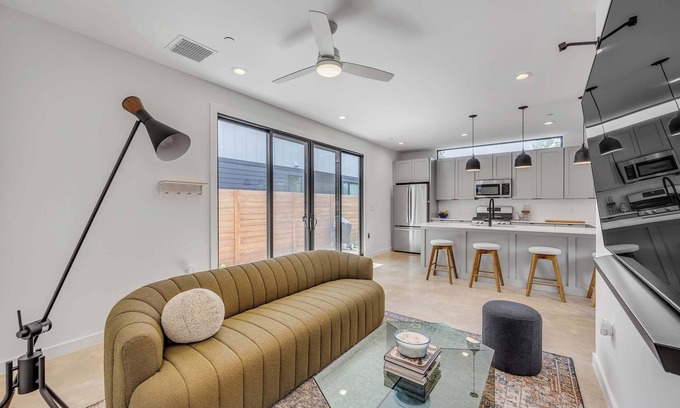 Govalle Casa | Bright Modern, Boggy Creek - Eastside Urban Dream