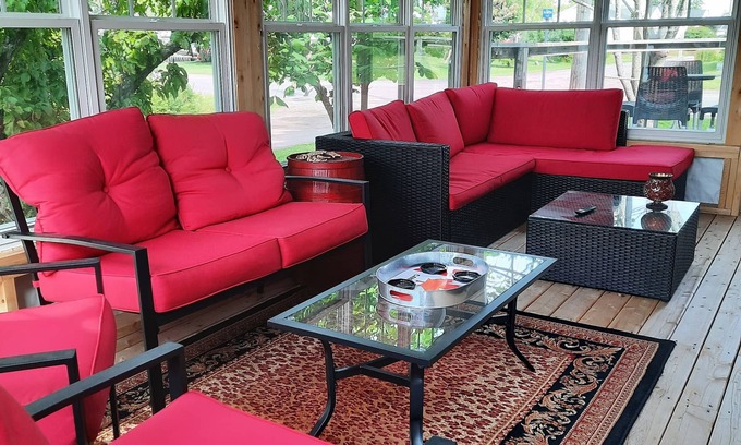 Pointe-du-Chene Cabaña | Bright modern cottage close to parlee beach.