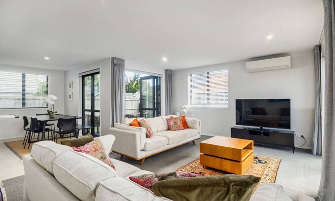 Mount Roskill Casa | Bright & Modern City Fringe Home