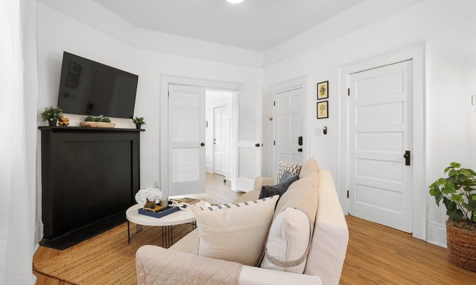 Metropolitan Apartamento | Bright Modern Coastal Retreat Near SCAD, 5-Minute Walk to Starland Yard + Food!