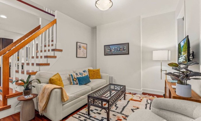 Queen Village Casa | Bright & Modern Home with Patio