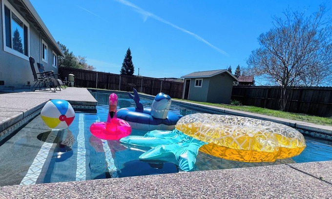 Represa Casa | Bright Modern home with lap pool!