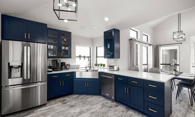 Far North Dallas Casa | Bright modern luxury centrally located home! 🐶 friendly KING BED