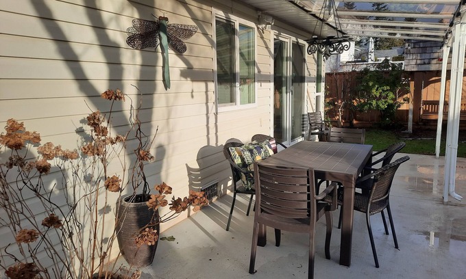 Regional District of Nanaimo Casa | Bright, modern rancher. Private and centrally located.