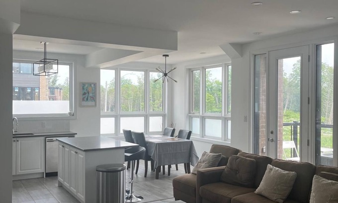 Barrie Casa | Bright Modern Retreat in Barrie South close to amenities, beaches and shopping