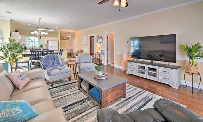 Central Myrtle Beach Apartamento | Bright Myrtle Beach Condo with Balcony!