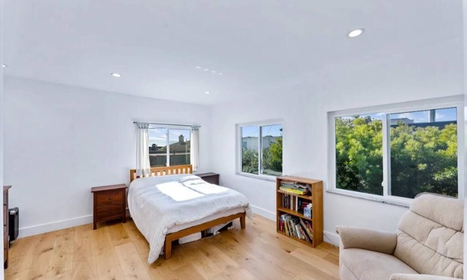 Tree Section Apartamento | Bright Ocean Inspired Downtown Manhattan Beach Walk Street - Upper Unit