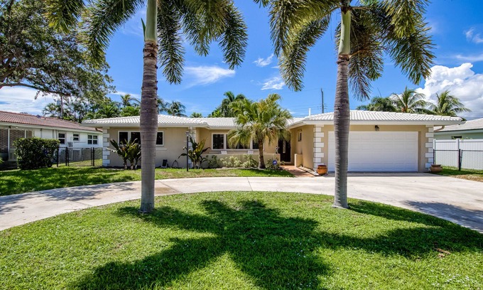Bel Air Casa | Bright, one-level home, Florida room, Sony 85” 4k TV, W/D & AC - near the beach