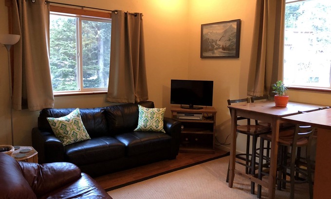 Alyeska Cabina | Brillante y abierto estudio Girdwood