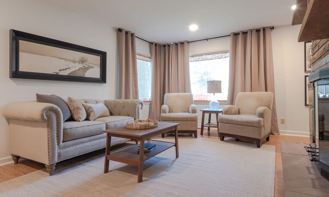 Sioux Falls Casa | BRIGHT OPEN MID-CENTURY MODERN STYLED HOME NEAR HOSPITALS