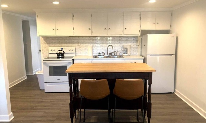 Hickory Apartamento | Bright open studio apartment with king bed and queen sofabed. Walk to local shops and restaurants.