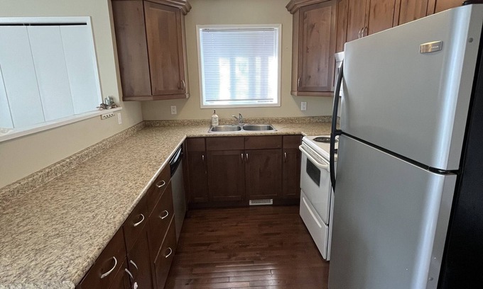 Saskatoon Casa | Bright, pet friendly 3 bedroom duplex!