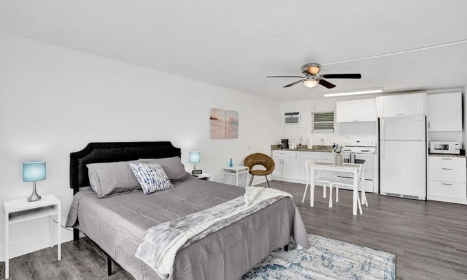 Pompano Beach Apartamento | Bright Pompano Beach Aparthotel: Poolside Bliss Just Steps from the Shore!