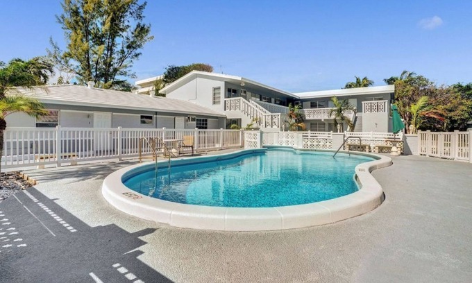 Pompano Beach Condominio | Bright Pompano Beach Aparthotel: Poolside Bliss Just Steps from the Shore!