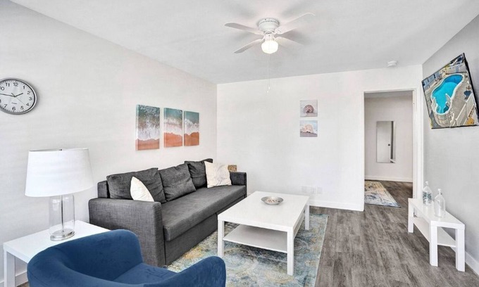 Pompano Beach Condominio | Bright Pompano Beach Aparthotel: Poolside Bliss Just Steps from the Shore!