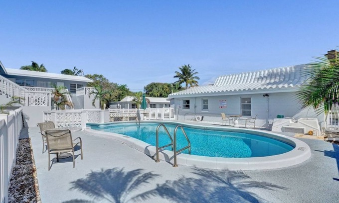 Pompano Beach Apartamento | Bright Pompano Beach Aparthotel: Poolside Bliss Just Steps from the Shore!