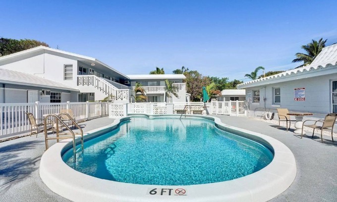 Pompano Beach Condominio | Bright Pompano Beach Aparthotel: Poolside Bliss Just Steps from the Shore!