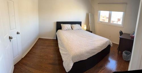 Mississauga Casa | Bright private single bedroom V02 on second floor