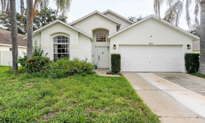 Sunrise Lakes Apartamento | Bright Queen BR + Pool Retreat Near Disney