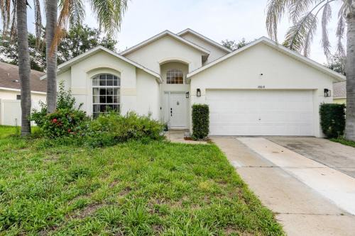 Sunrise Lakes Apartamento | Bright Queen BR Pool Retreat Near Disney