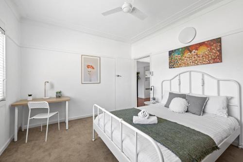 Ryde Casa | Bright Queen Room - Central Location at Ryde - Shared Bathroom