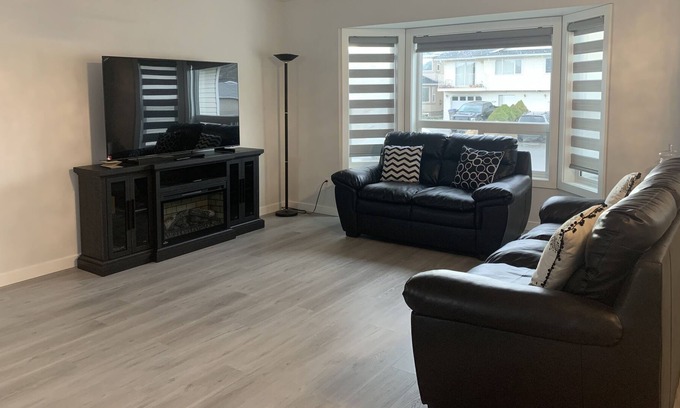 Kamloops Casa | Bright & Quite 3 Bedroom 2 Bath top Floor House