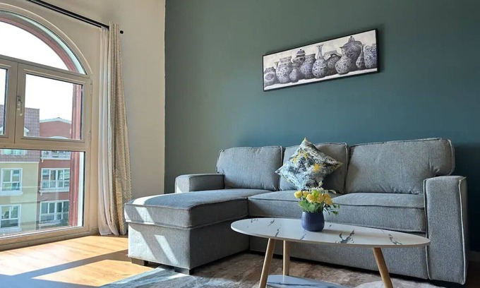 Discovery Gardens Condominio | Bright renovated 1 Bedroom Next to Metro Mall