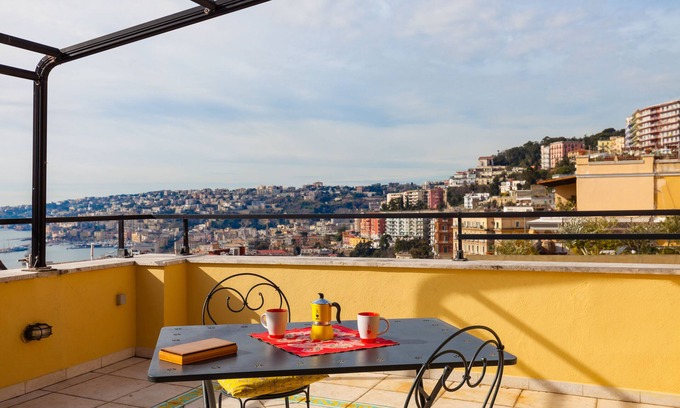 Vittorio Emanuele Apartamento | Bright Rooftop Apartment
