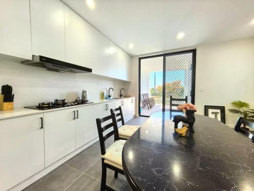 Riverwood Casa | Bright room with queen bed and balcony near train station