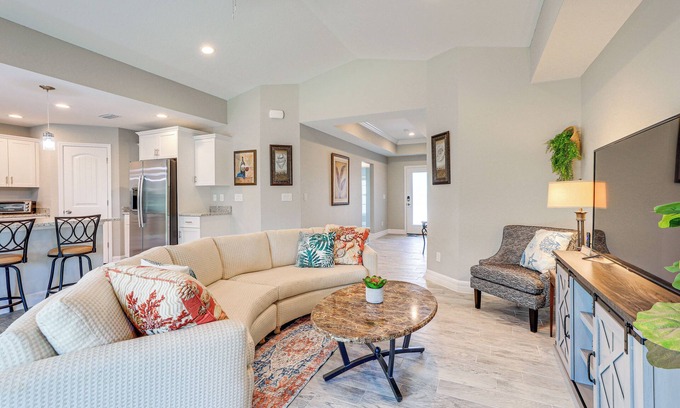 Rotonda Heights Casa | Bright Rotonda West Home w/ Patio, 7 Mi to Beach!