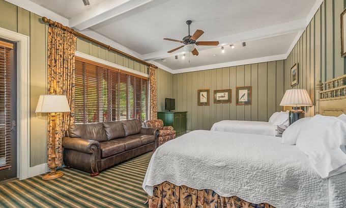 Mill Spring Cabina | Bright's Creek Double Queen with Deck and pet friendly-Near TIEC, Hendersonville