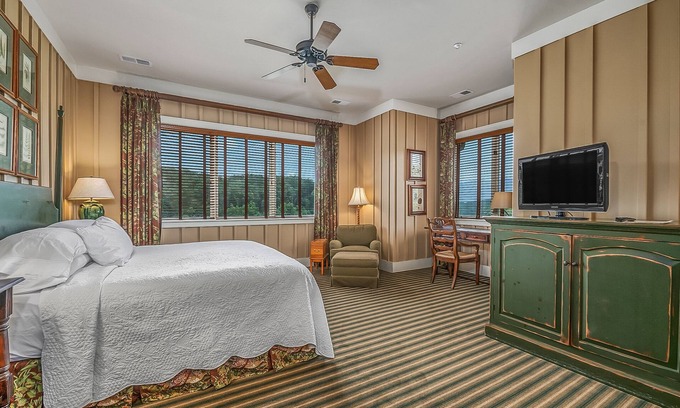 Mill Spring Cabina | Bright's Creek Lodge - King Room- Near Tryon and TIEC & Hendersonville