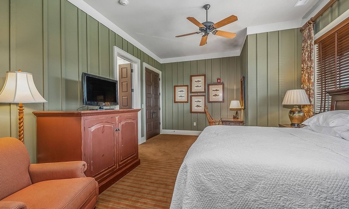 Mill Spring Cabina | Bright's Creek Lodge - Queen Room- Near Tryon and TIEC, Hendersonville